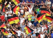 球迷们热情支持球队，创造浓厚的比赛氛围的简单介绍