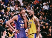 杜兰特复出首战，詹姆斯状态火爆，迎来胜利成为焦点！